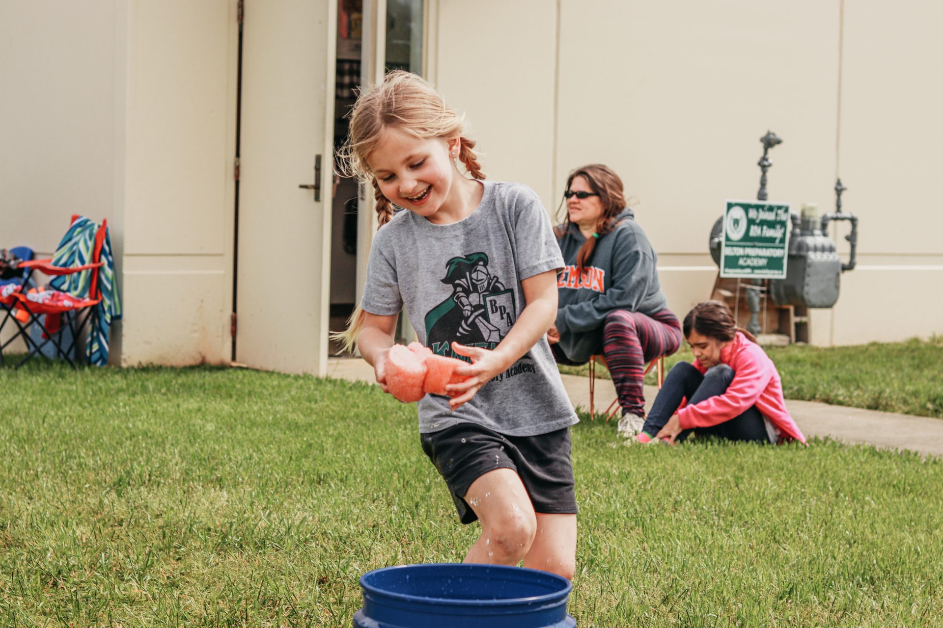 Play in the water at school with a bucket and sponges